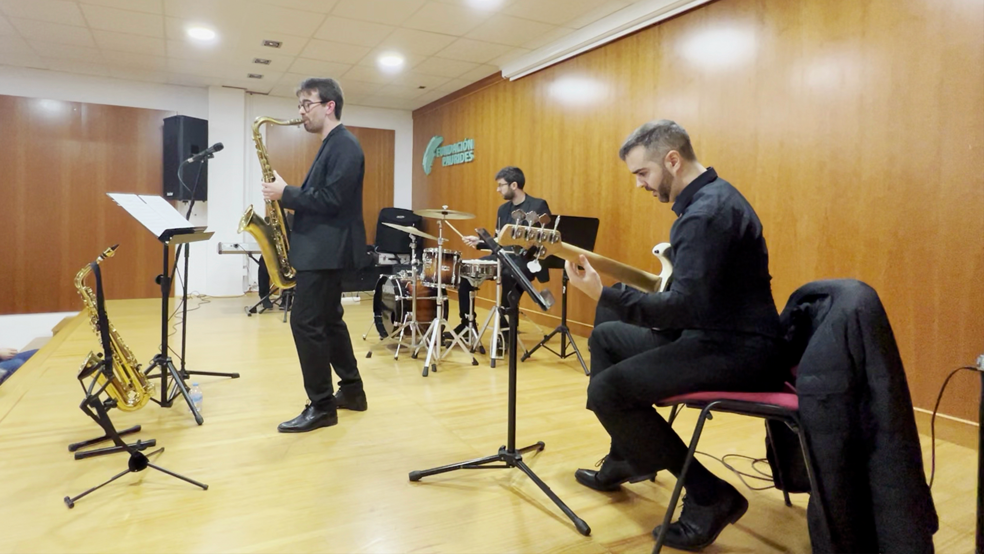 Jazz and Friends actuando en el escenario de la Fundación Paurides